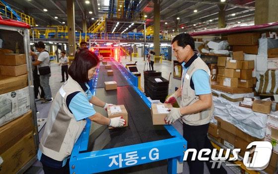 본문 이미지 - 관세청 통관 모습 자료사진/뉴스1