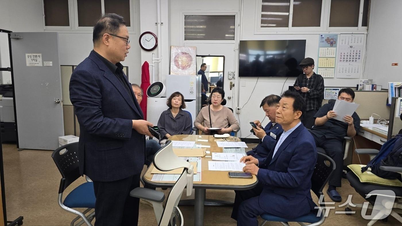 본문 이미지 - 지난 2일 고양시청 기자실에서 주민소송단 관계자들이 법원의 1심 판결 확정에 대한 기자회견을 하고 있다. /박대준 기자 (재판매 및 DB금지)