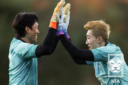 본문 이미지 - 김승규&#40;왼쪽&#41;와 조현우. 든든한 두 수문장의 경쟁은 계속된다. &#40;KFA 제공&#41;