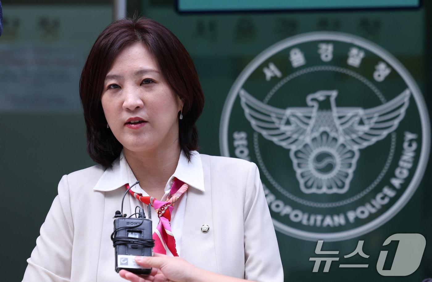 최보윤 국민의힘 수석대변인이 2일 오후 서울 종로구 서울지방경찰청 민원실을 찾아 민중기 특별검사와 채희만 검사 등 수사팀 관계자들을 직권남용 혐의로 고발한 뒤 취재진 질문에 답하고 있다. 2025.10.2/뉴스1 ⓒ News1 박지혜 기자