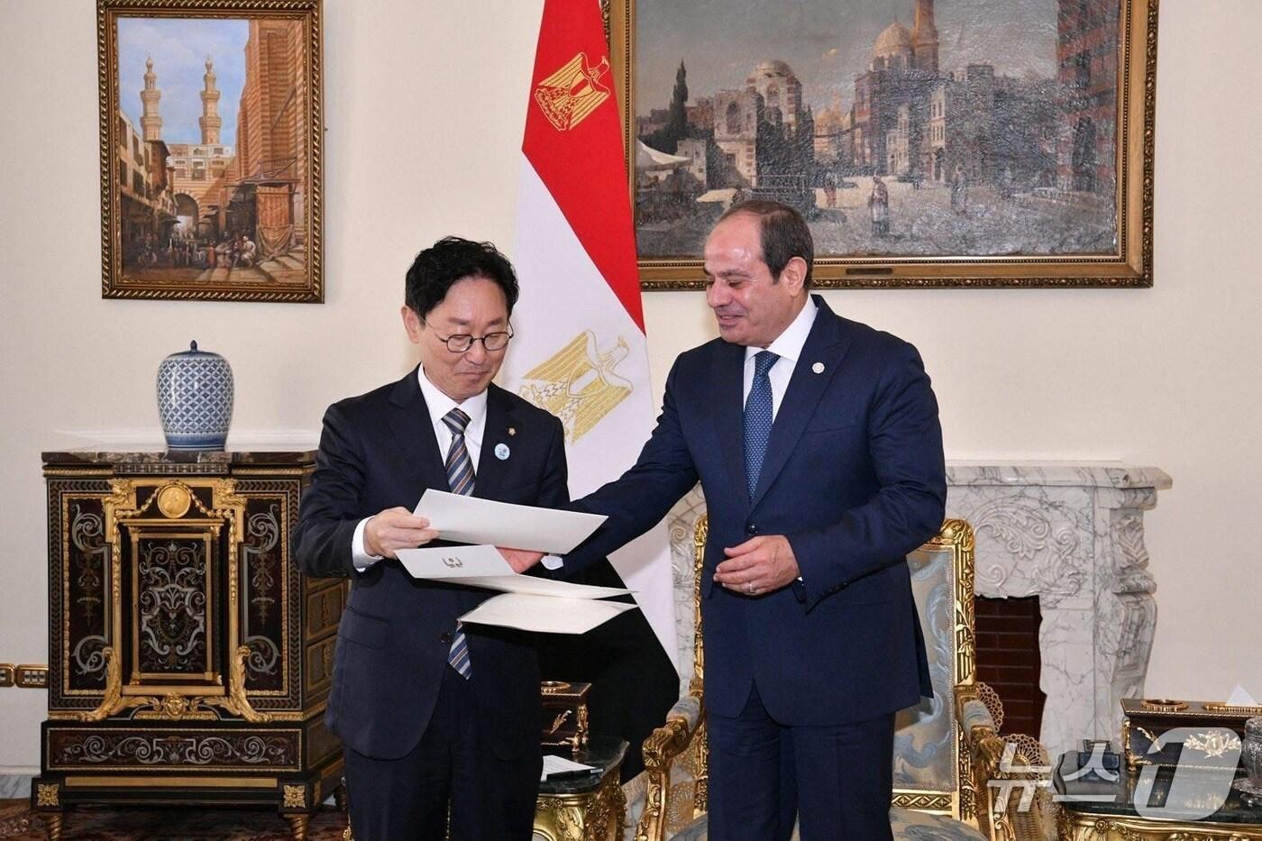 박범계&#40;왼쪽&#41; 더불어민주당 의원이 압델 파타 알시시 이집트 대통령을 예방한 자리에서 이재명 대통령의 친서를 전달하고 있다.&#40;외교부 제공&#41;