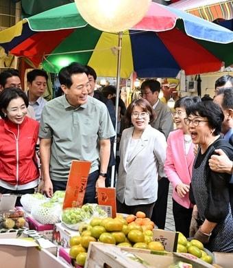 본문 이미지 - 오세훈 서울시장이 2일 추석 연휴를 앞두고 구로구 고척근린시장에서 시민들과 대화를 나누고 있다.&#40;서울시 제공&#41;
