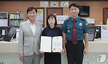본문 이미지 - 대전동부경찰서는 2일 새마을금고 가양2동 신도지점에 방문해 적극적인 신고로 보이스피싱 피해를 예방한 은행 직원 A씨에게 감사장과 신고 보상금을 수여했다. (대전경찰청 제공. 재판매 및 DB금지) 2025.10.2/뉴스1