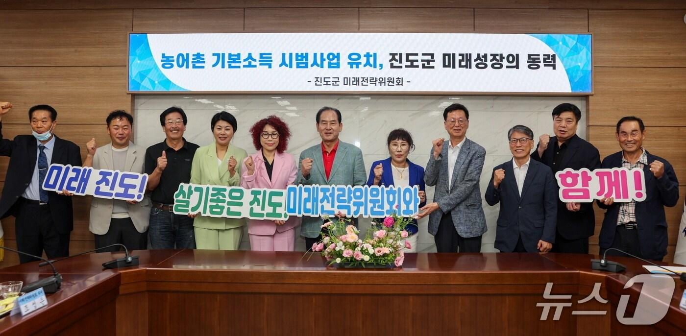 김희수 군수(가운데) 등 '진도군 미래전략위원회' 위원들이 회의를 마친 뒤 기념사진을 찍고 있다.(진도군 제공, 재판매 및 DB 금지)/뉴ㅡ1