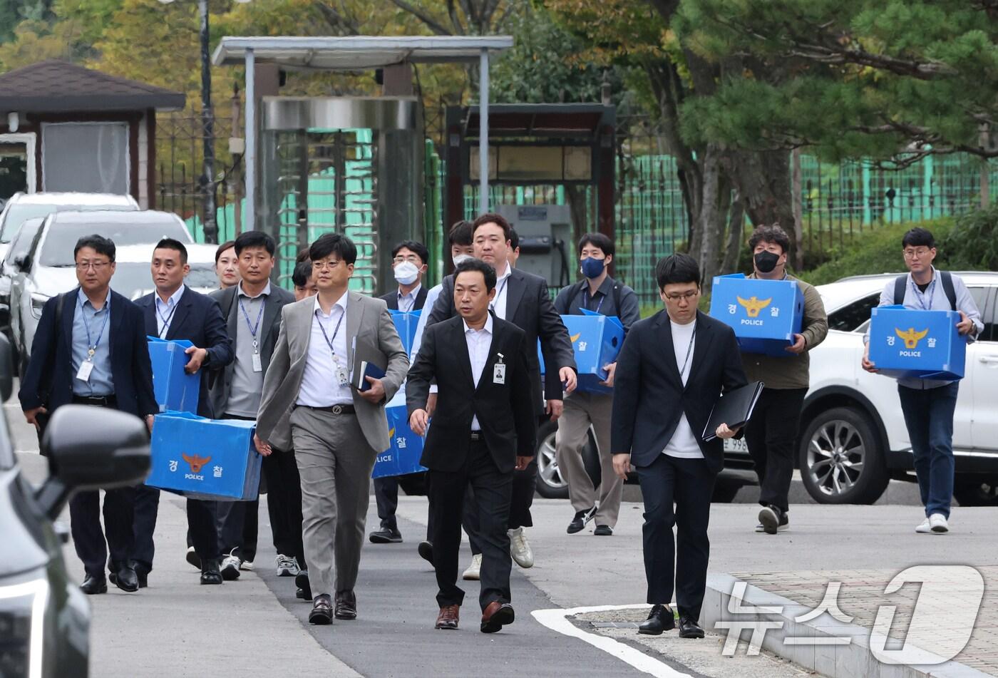 본문 이미지 - 국가정보자원관리원 화재 원인을 수사 중인 경찰이 2일 오전 9시부터 대전 국정자원과 이번 화재와 관련된 대전지역 3개 업체 등 4개소에 대한 압수수색에 들어간 가운데 국정자원에서 압수수색을 마친 수사관들이 압수물품을 들고 이동하고 있다. 2025.10.2/뉴스1 ⓒ News1 김기태 기자