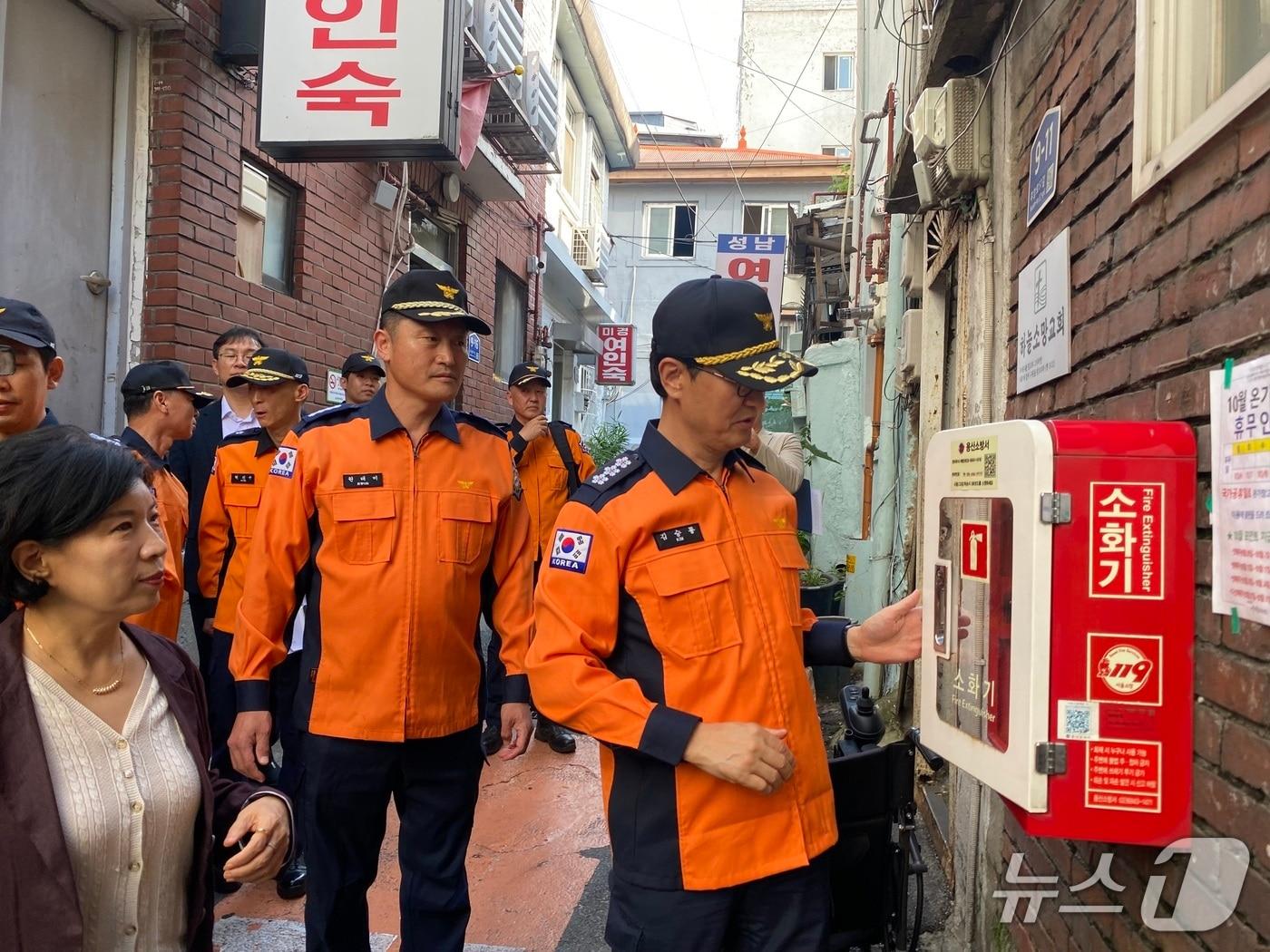 본문 이미지 - 김승룡 소방청장 직무대행이 추석 연휴에 대비해 서울 동작동 쪽방촌을 찾아 화재안전점검을 실시하고 있다.(소방청 제공)