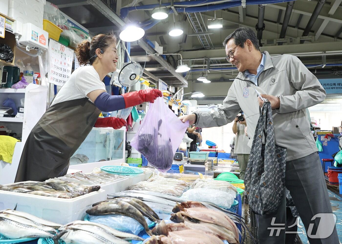 본문 이미지 - 추석을 앞두고 강원 강릉 전통시장에서 장보는 김홍규 시장.&#40;강릉시 제공, 재판매 및 DB 금지&#41; 2025.10.2/뉴스1