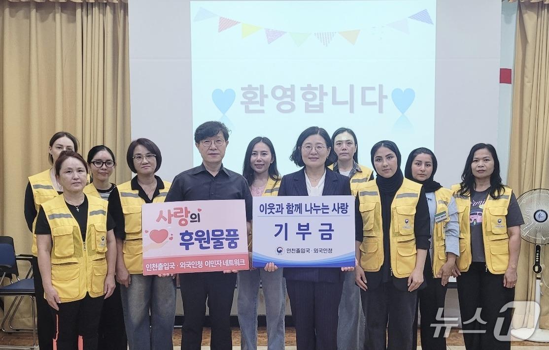 본문 이미지 - 인천출입국·외국인청 직원과 이민자 네트워크 회원 등 13명이 지난달 24일 목욕봉사와 기부금 전달을 했다. 2025.10.2/ⓒ뉴스1 &#40;법무부 제공&#41;