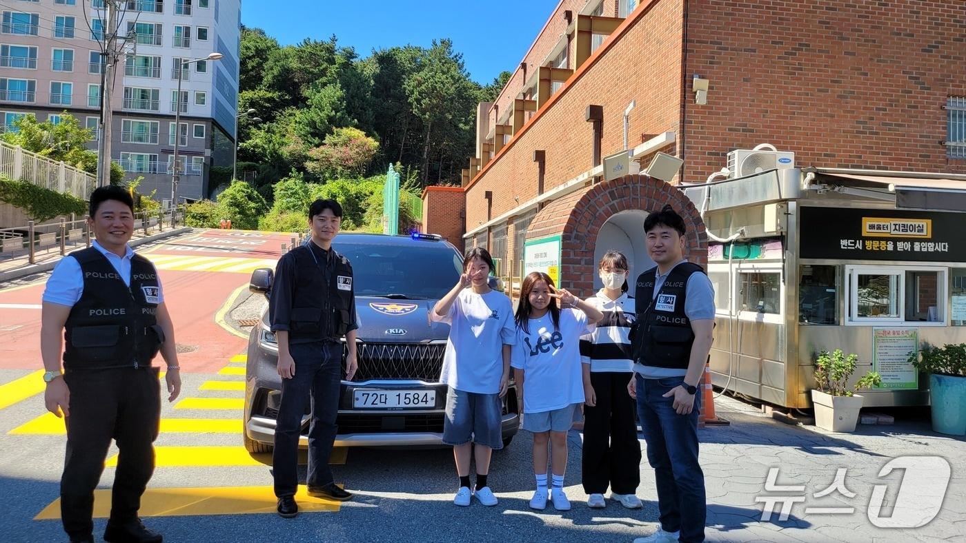 경찰은 지난 9월 12일부터 10월 2일까지 초등학교 26곳에 형사팀을 집중 배치해 아동 보호활동을 벌이는 모습.&#40;광주 남부경찰 제공. 재판매 및 DB 금지&#41;