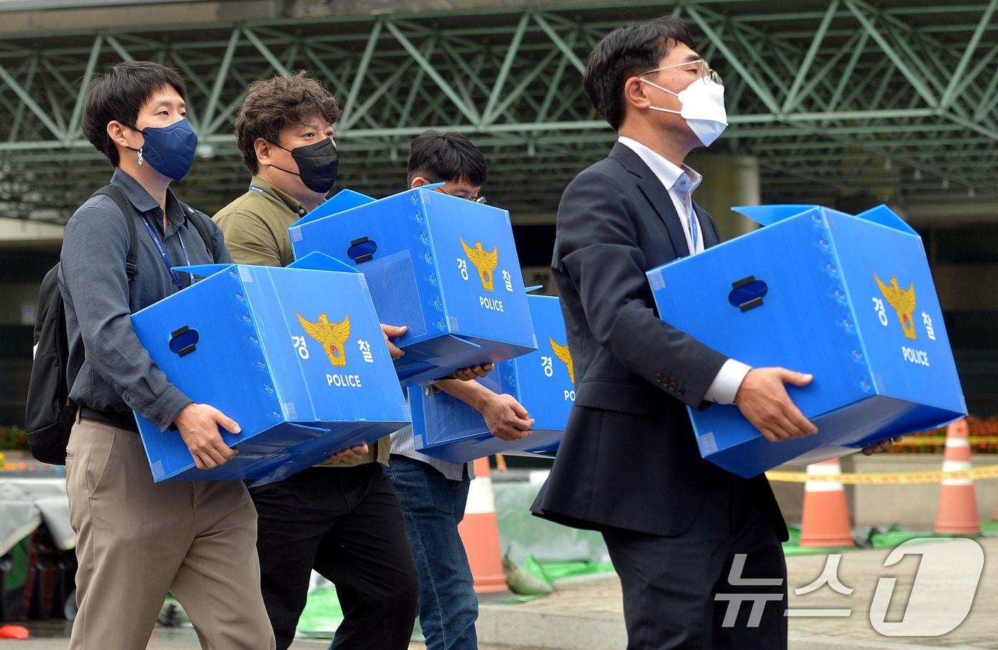 본문 이미지 - 국가정보자원관리에서 압수수색을 마친 수사관들이 압수물품을 들고 이동하고 있다.(공동취재) 2025.10.2 ⓒ 뉴스1 김기태 기자