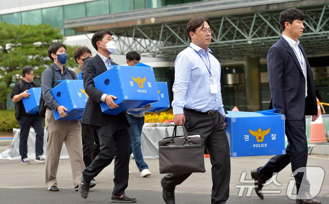 국가정보자원관리원 화재 원인을 수사 중인 경찰이 지난 2일 오전 9시부터 대전 국정자원과 대전지역 3개 업체 등 4개소에 대한 압수수색에 들어간 가운데 국정자원에서 압수수색을 마친 수사관들이 압수물품을 들고 이동하고 있다.(공동취재) 2025.10.2/뉴스1 ⓒ News1 김기태 기자