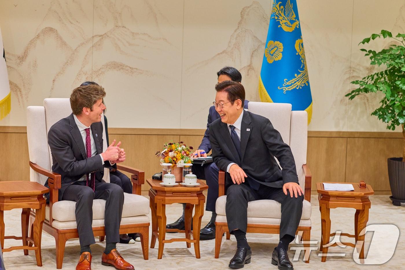 이재명 대통령이 지난 1일 서울 용산 대통령실 청사에서 샘 올트먼 오픈AI 대표를 접견하고 있다. &#40;이재명 대통령 SNS. 재판매 및 DB 금지&#41; 2025.10.2/뉴스1 ⓒ News1 허경 기자