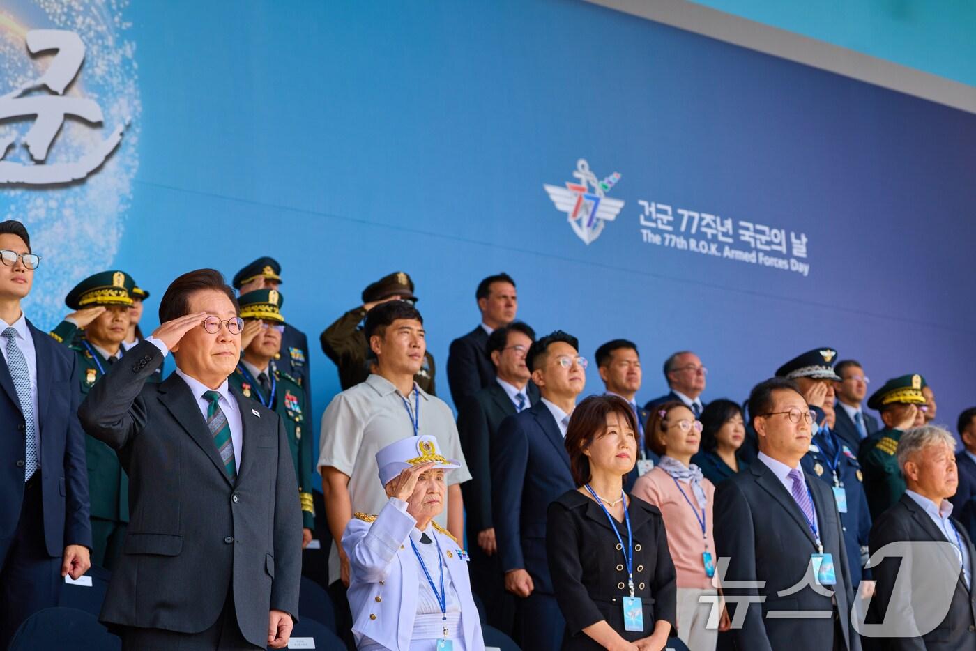 이재명 대통령이 지난 1일 충남 계룡대에서 열린 건군 77주년 국군의 날 기념식에서 거수경례를 하고 있다. (이재명 대통령 SNS. 재판매 및 DB 금지) 2025.10.2/뉴스1 ⓒ News1 허경 기자