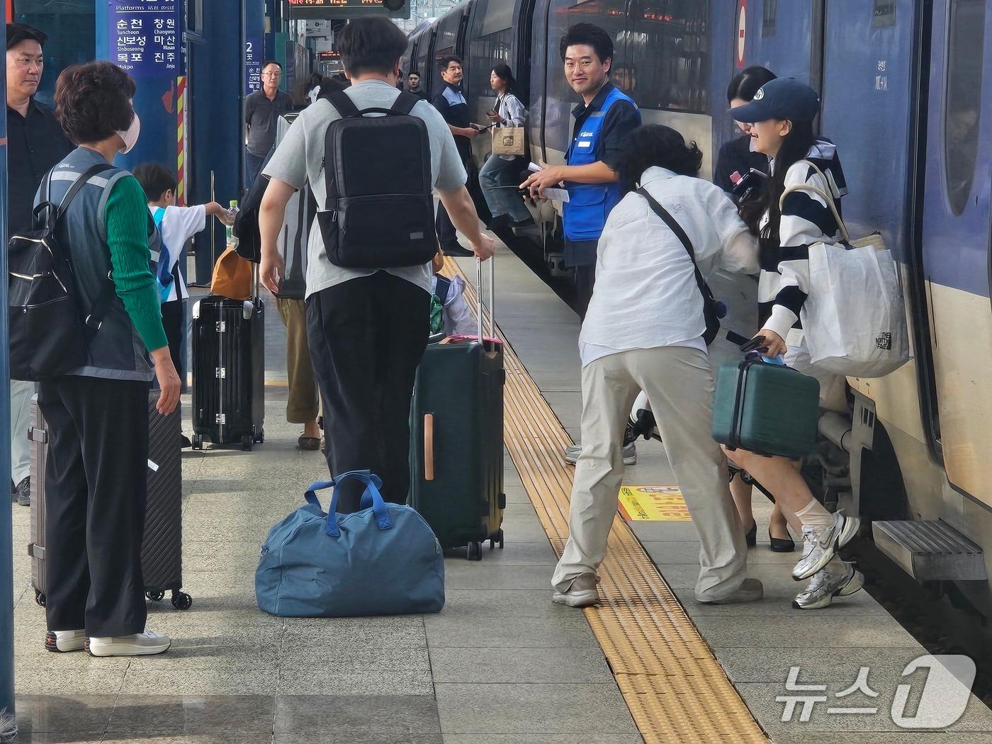 본문 이미지 - 2일 오후 창원중앙역에 도착한 열차에서 귀성객들이 내리고 있다. 2025.10.2 ⓒ 뉴스1 박민석 기자
