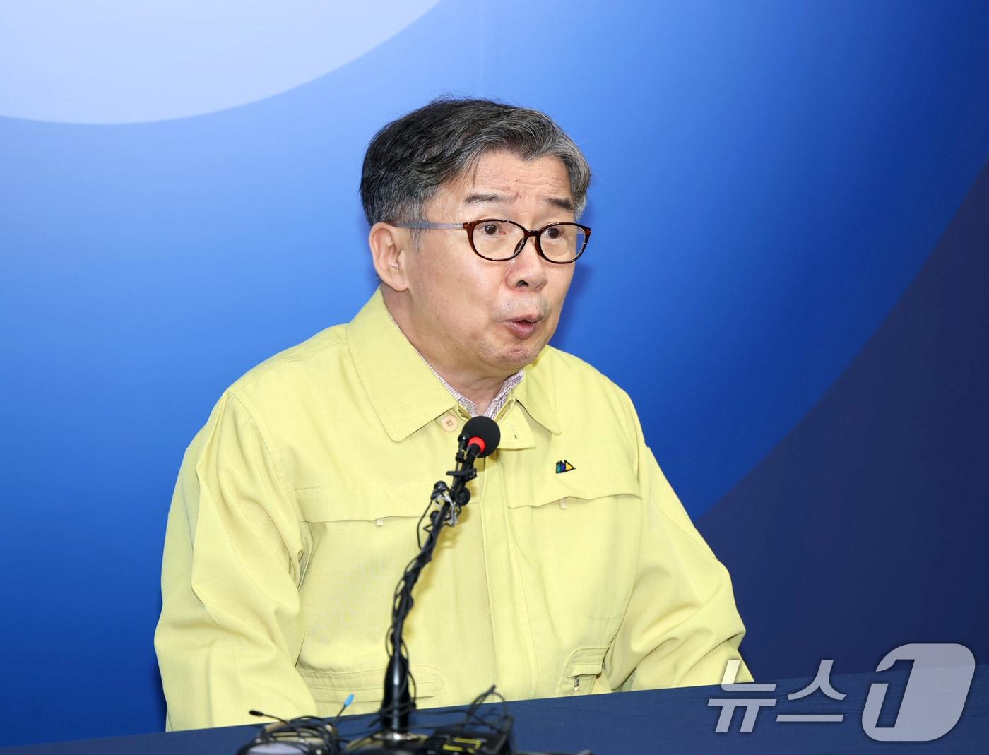 본문 이미지 - 유철환 국민권익위원장이 2일 정부세종청사에서 국가정보자원관리원 화재로 가동이 중단된 '국민신문고' 시스템과 관련해 "화재 발생일인 9월 26일 전날까지의 민원 데이터는 안전하게 보존돼 있는 것으로 확인됐다＂고 밝히고 있다. (국민권익위원회 제공. 재판매 및 DB 금지) 2025.10.2/뉴스1