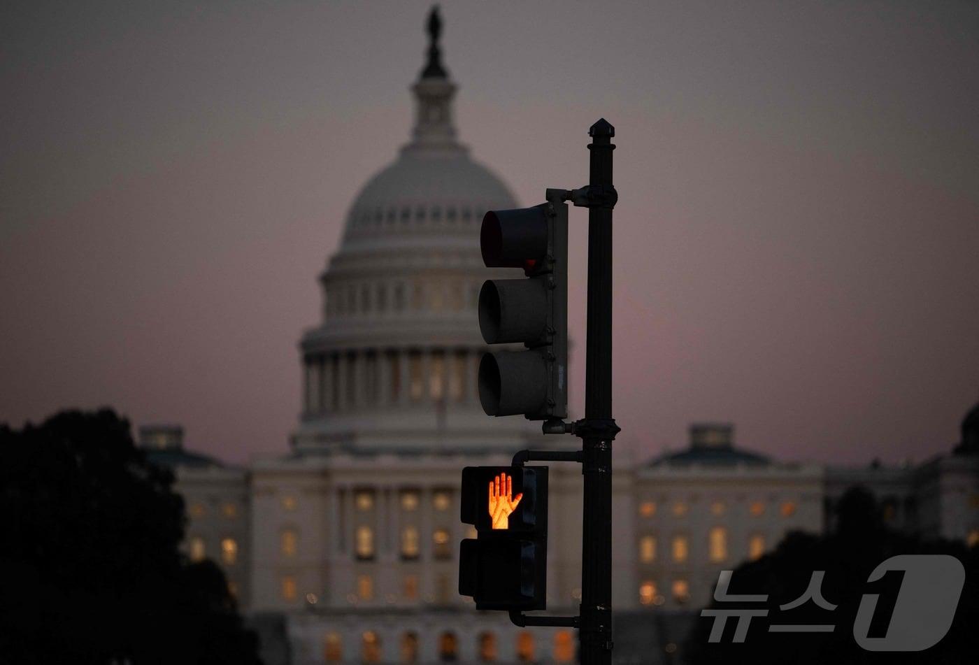 미국 워싱턴 D.C. 미국 국회의사당을 배경으로 횡단보도에서 신호등이 깜빡이고 있다. 2025.10.01 ⓒ AFP=뉴스1 ⓒ News1 이정환 기자