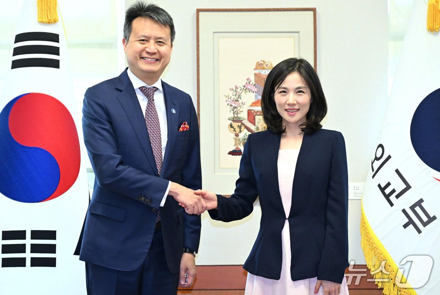 김진아&#40;오른쪽&#41; 외교부 제2차관, 다렌 탕 세계지식재산기구&#40;WIPO&#41; 사무총장.&#40;외교부 제공&#41;