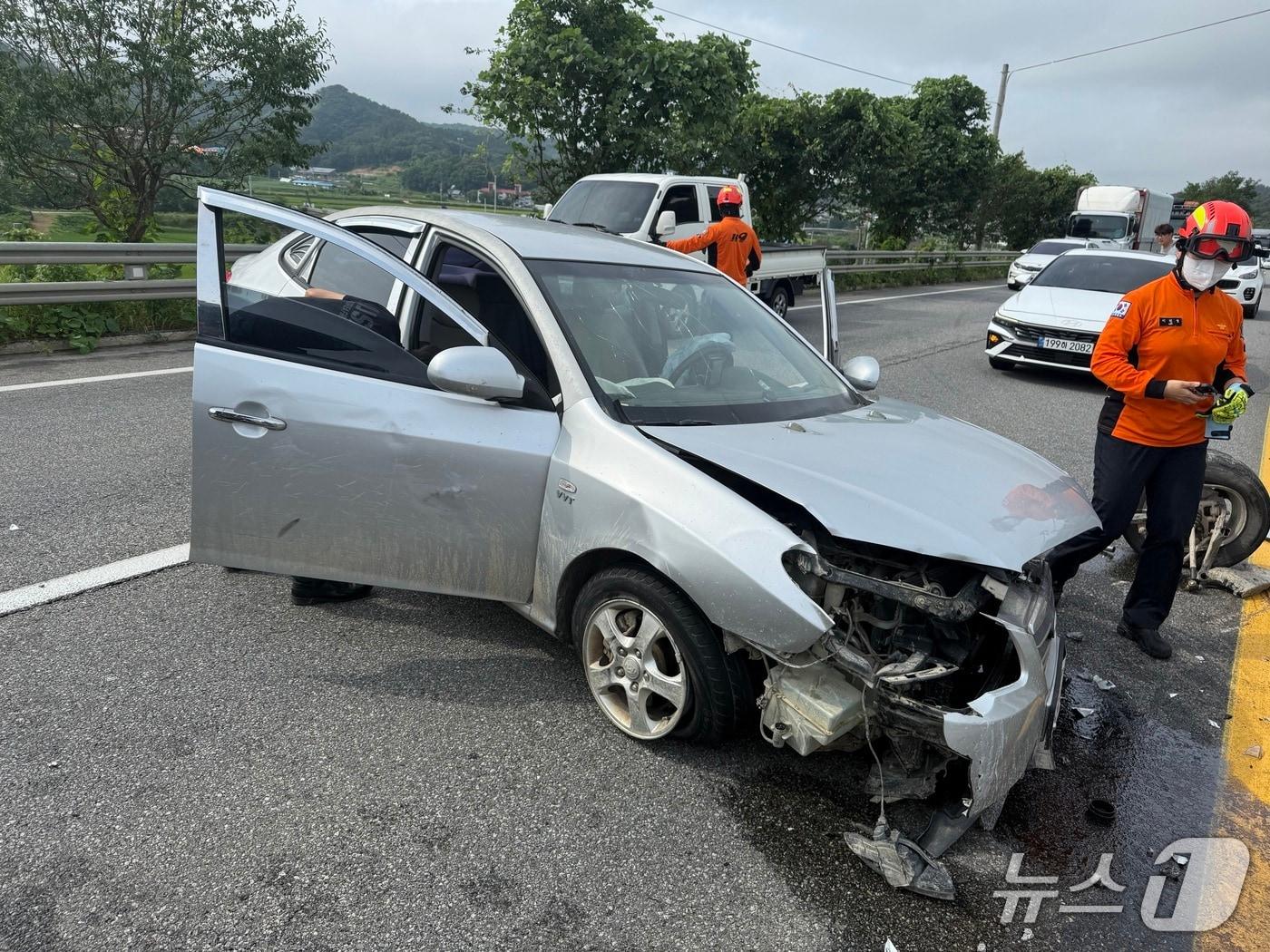 본문 이미지 - 지난 8월 26일 오후 2시 45분쯤 충북 진천군 문백면 한 도로에서 승용차가 중앙분리대를 들이받은 뒤 2차 사고를 냈다.&#40;충북소방본부 제공. 재판매 및 DB금지&#41;/뉴스1