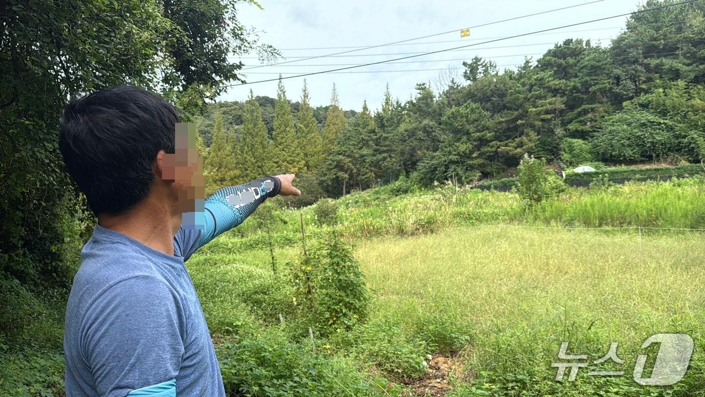 전북 전주시 상림동 방마마을 한 주민이 사라진 마을길을 가르키고 있다.2025.10.2/뉴스1 장수인 기자