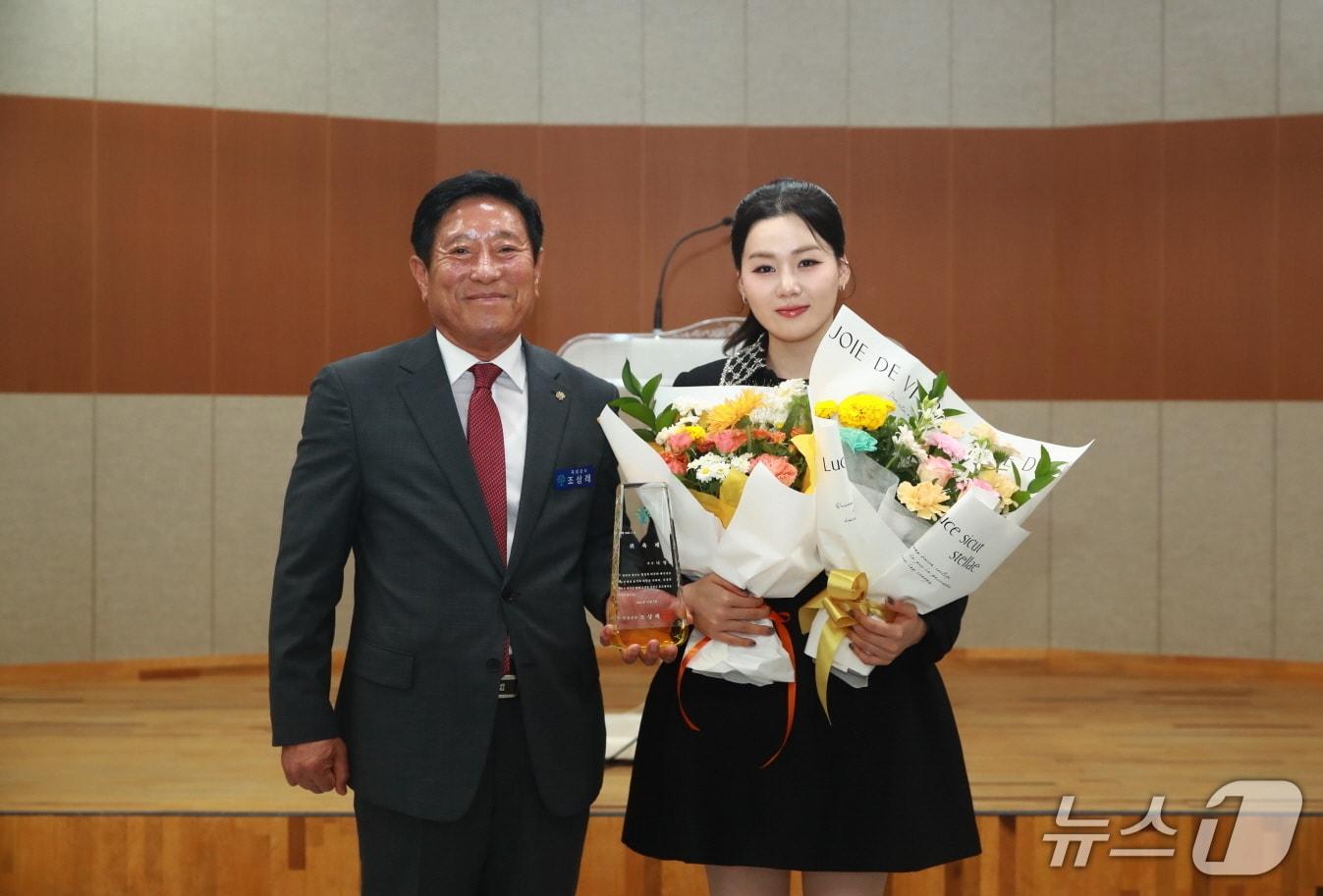 본문 이미지 - 조상래 곡성군수가 가수 나영을 곡성군 홍보대사로 위촉했다(곡성군 제공) 