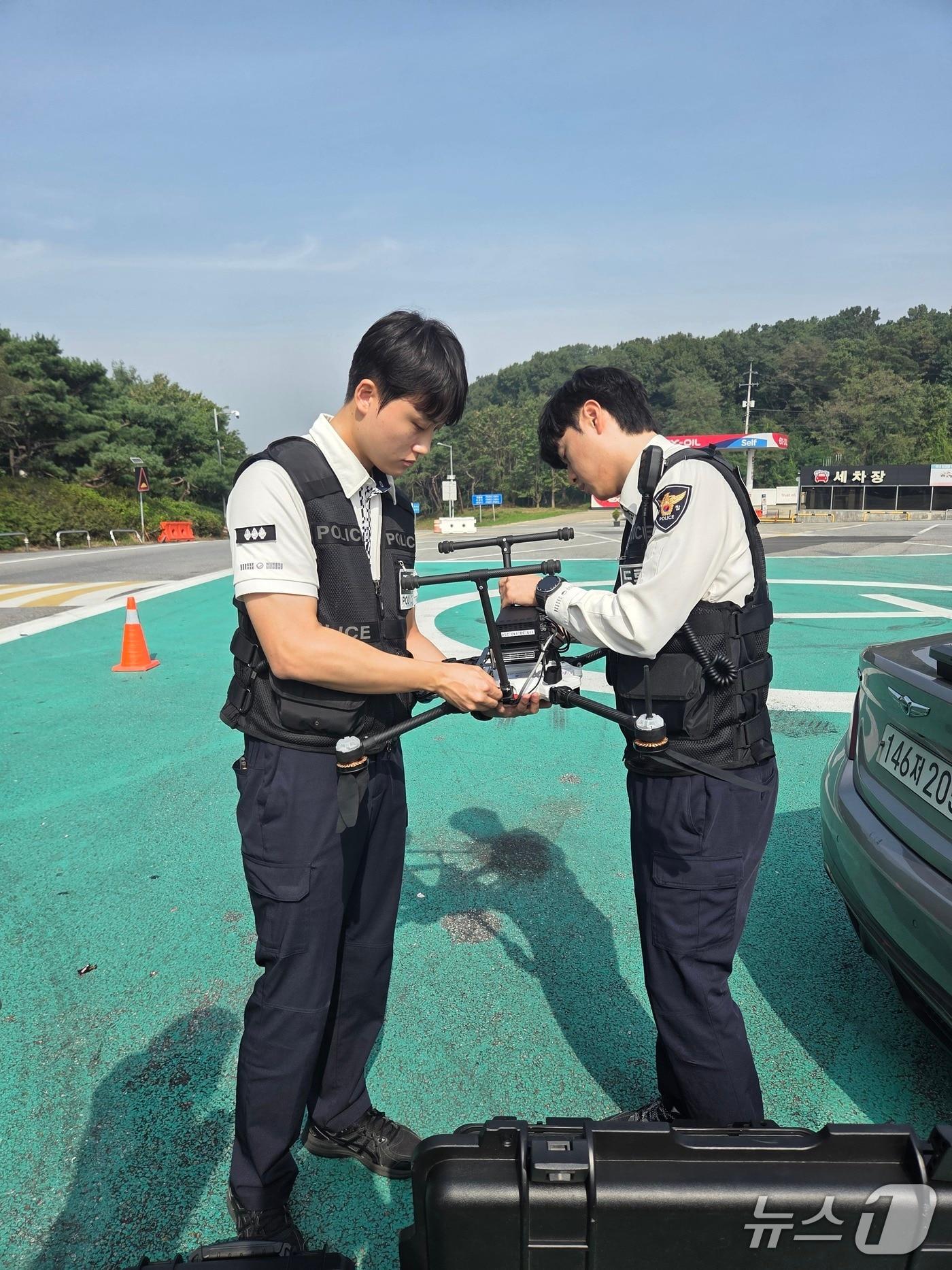 본문 이미지 - 고속도로 상공에 띄우기 위해 드론 결합하는 모습.&#40;경기남부경찰청 제공&#41;