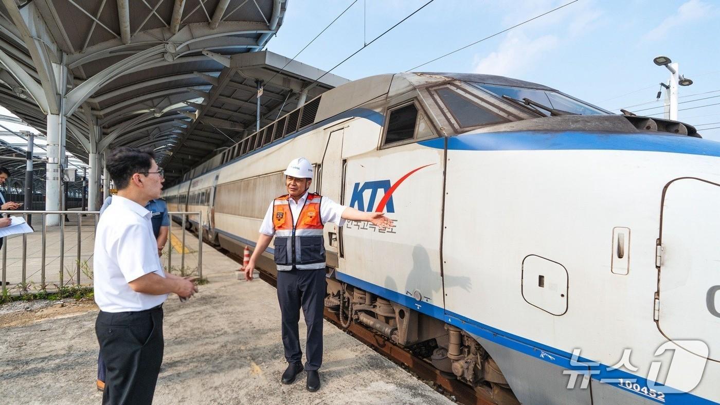 정정래 코레일 사장직무대행&#40;사진 오른쪽&#41;이 추석 특별 수송을 대비해 1일 오송역에서 비상대기 중인 KTX를 점검하고 있다. &#40;코레일 제공.재판매 및 DB금지&#41;/뉴스1