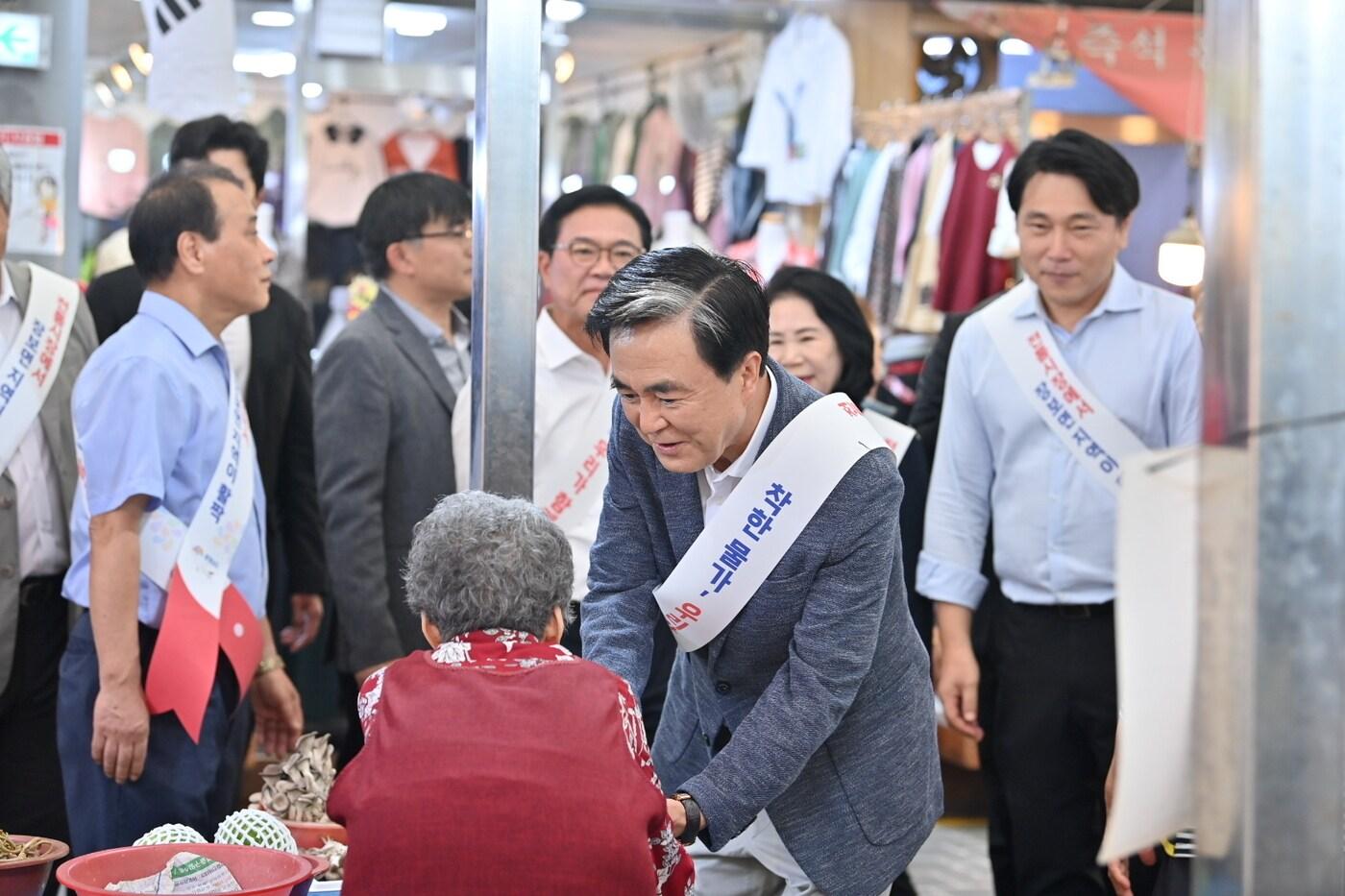 천안중앙시장을 찾은 김태흠 지사가 상인을 격려하고 있다.(충남도 제공. 재판매 및 DB금지)/뉴스1