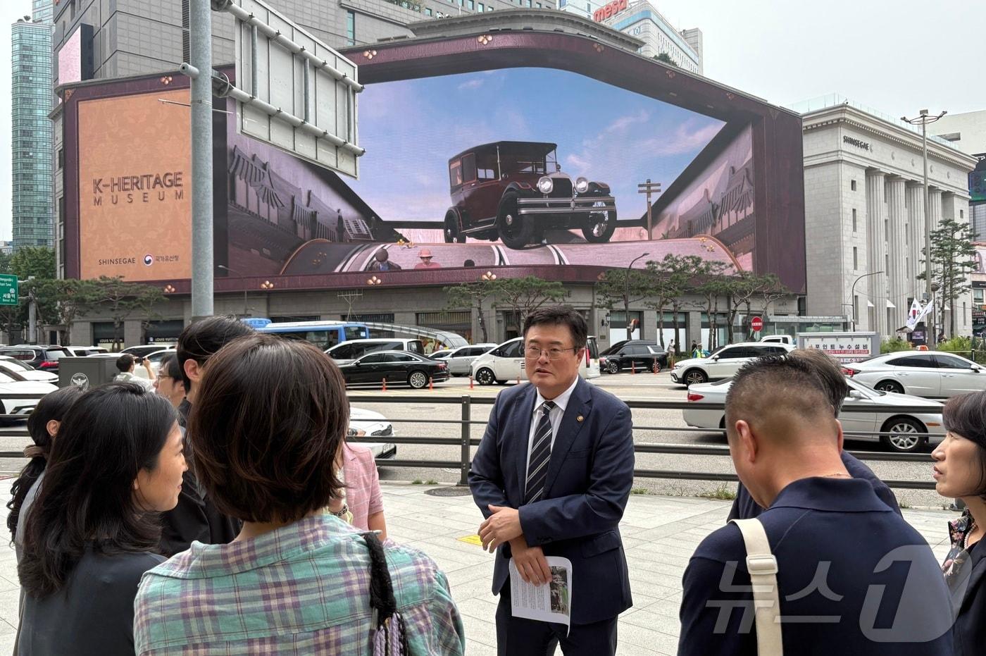 김대현 문화체육관광부 제2차관이 2일 서울 중구 명동을 찾아 다국어 안내 체계, 결제 편의, 안내 인력 배치 등 외국인 수용 태세를 점검하고 있다.(문화체육관광부 제공)