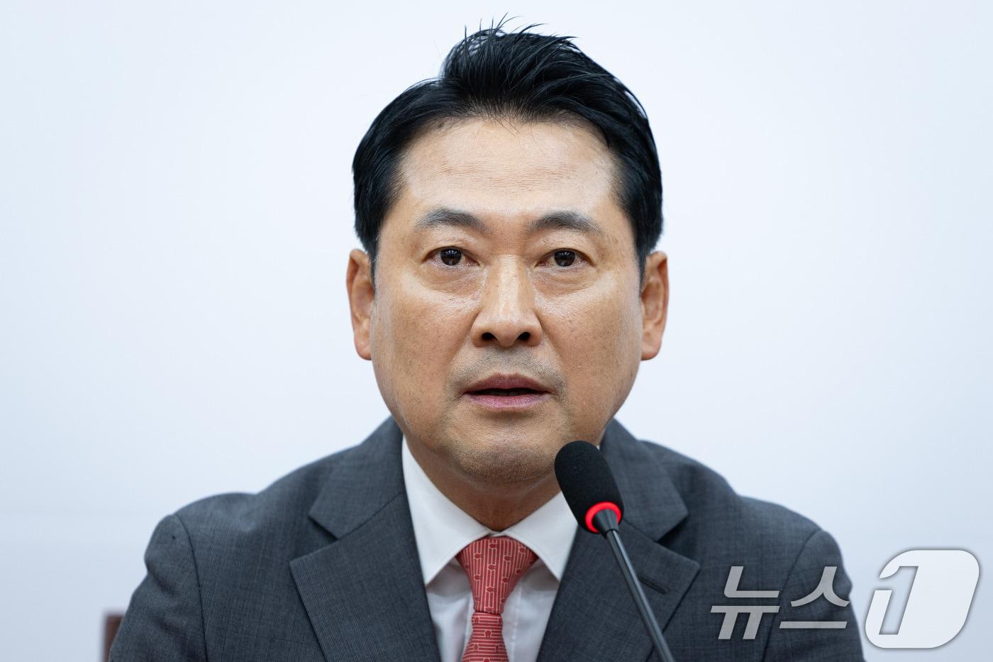 장동혁 국민의힘 대표가 2일 서울 여의도 국회에서 이진숙 전 방송통신위원장 체포 관련 기자간담회를 하고 있다. 2025.10.2/뉴스1 ⓒ News1 유승관 기자