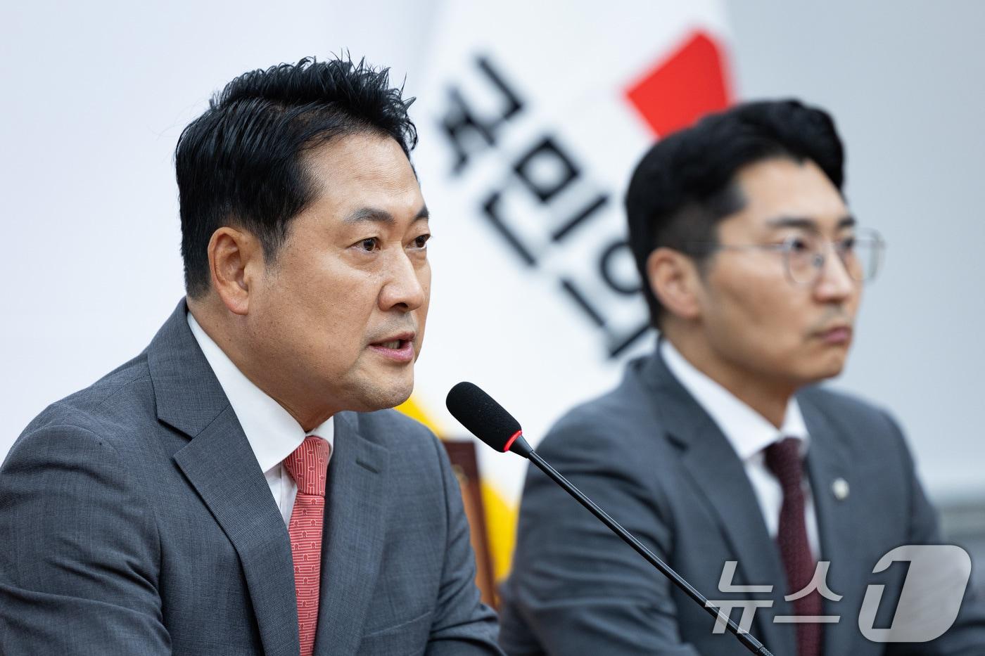 장동혁 국민의힘 대표가 2일 서울 여의도 국회에서 이진숙 전 방송통신위원장 체포 관련 기자간담회를 하고 있다. 2025.10.2/뉴스1 ⓒ News1 유승관 기자