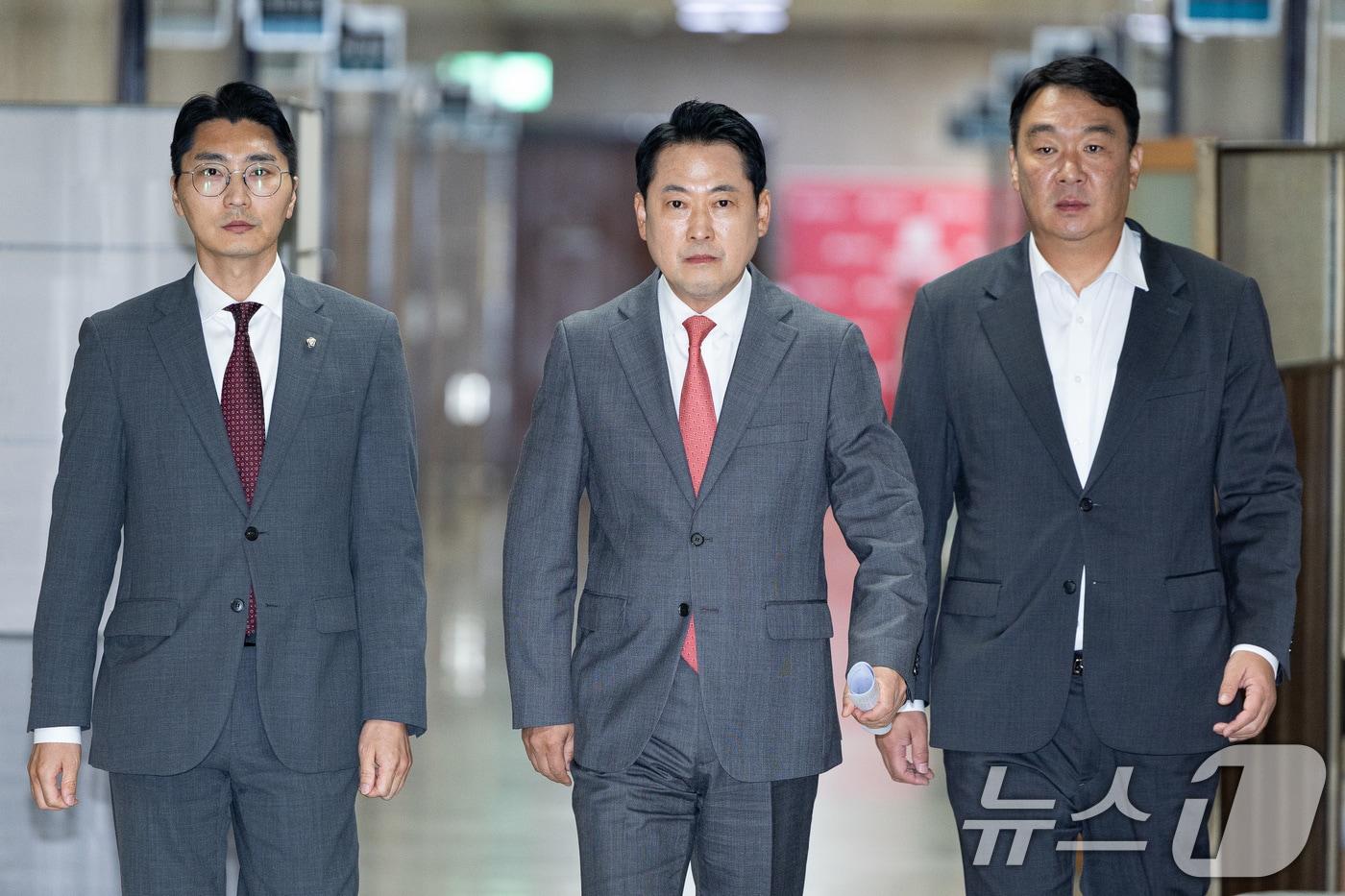 장동혁 국민의힘 대표가 2일 서울 여의도 국회에서 이진숙 전 방송통신위원장 체포 관련 기자간담회를 위해 이동하고 있다. 2025.10.2/뉴스1 ⓒ News1 유승관 기자