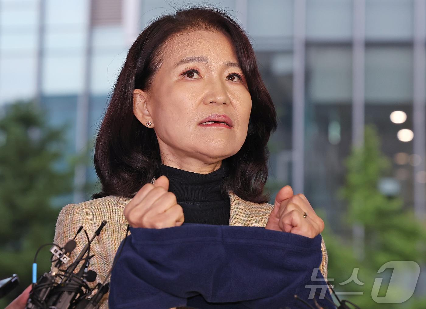 본문 이미지 - 이진숙 전 방송통신위원장이 2일 오후 서울 대치동 자택에서 경찰에게 체포된 뒤 영등포경찰서에서 입장을 밝히고 있다. 경찰은 이날 오후 4시 4분쯤 국가공무원법 및 공직선거법 위반 혐의로 이 전 위원장에 대한 체포영장을 집행했다. 2025.10.2/뉴스1 ⓒ News1 김진환 기자