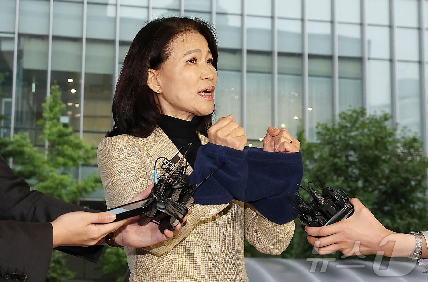 이진숙 전 방송통신위원장이 지난 2일 오후 서울 대치동 자택에서 경찰에게 체포된 뒤 영등포경찰서에서 입장을 밝히고 있다. 2025.10.2/뉴스1 ⓒ News1 김진환 기자