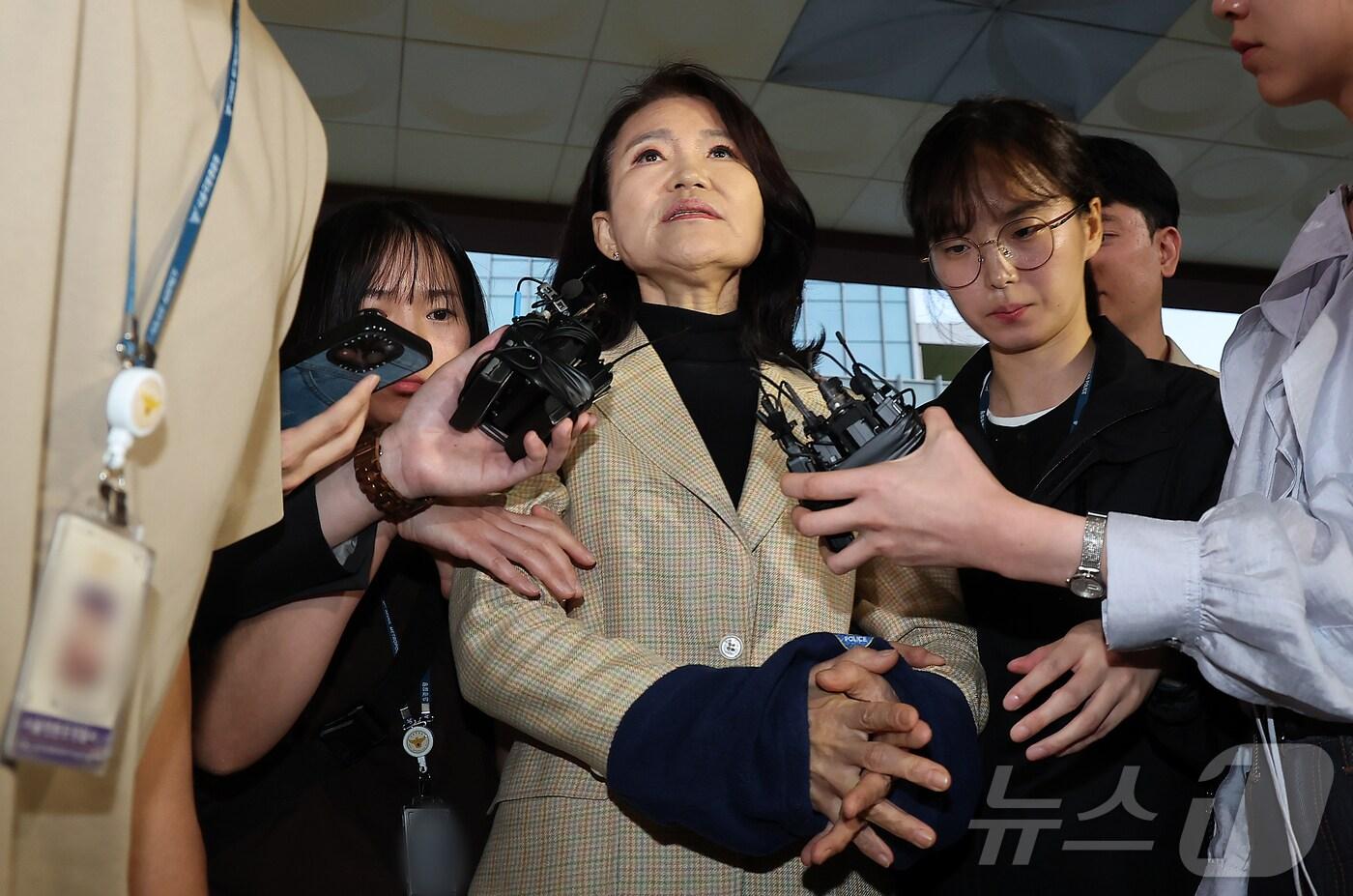 이진숙 전 방송통신위원장이 2일 오후 서울 대치동 자택에서 경찰에게 체포된 뒤 영등포경찰서로 압송되고 있다. 경찰은 이날 오후 4시 4분쯤 국가공무원법 및 공직선거법 위반 혐의로 이 전 위원장에 대한 체포영장을 집행했다. 2025.10.2/뉴스1 ⓒ News1 김진환 기자