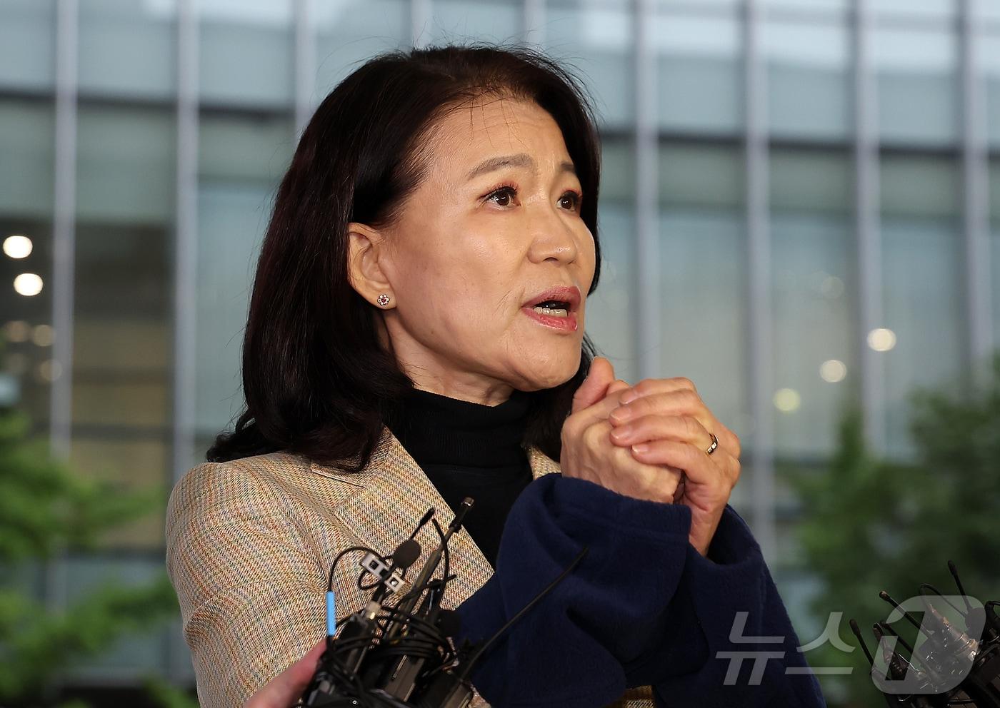 이진숙 전 방송통신위원장이 2일 오후 서울 대치동 자택에서 경찰에게 체포된 뒤 영등포경찰서에서 입장을 밝히고 있다. 경찰은 이날 오후 4시 4분쯤 국가공무원법 및 공직선거법 위반 혐의로 이 전 위원장에 대한 체포영장을 집행했다. 2025.10.2/뉴스1 ⓒ News1 김진환 기자