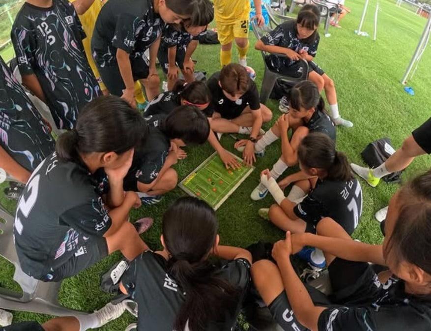 본문 이미지 - 학생들을 지도하는 전가을 대한축구협회 이사. (전가을 이사 제공)