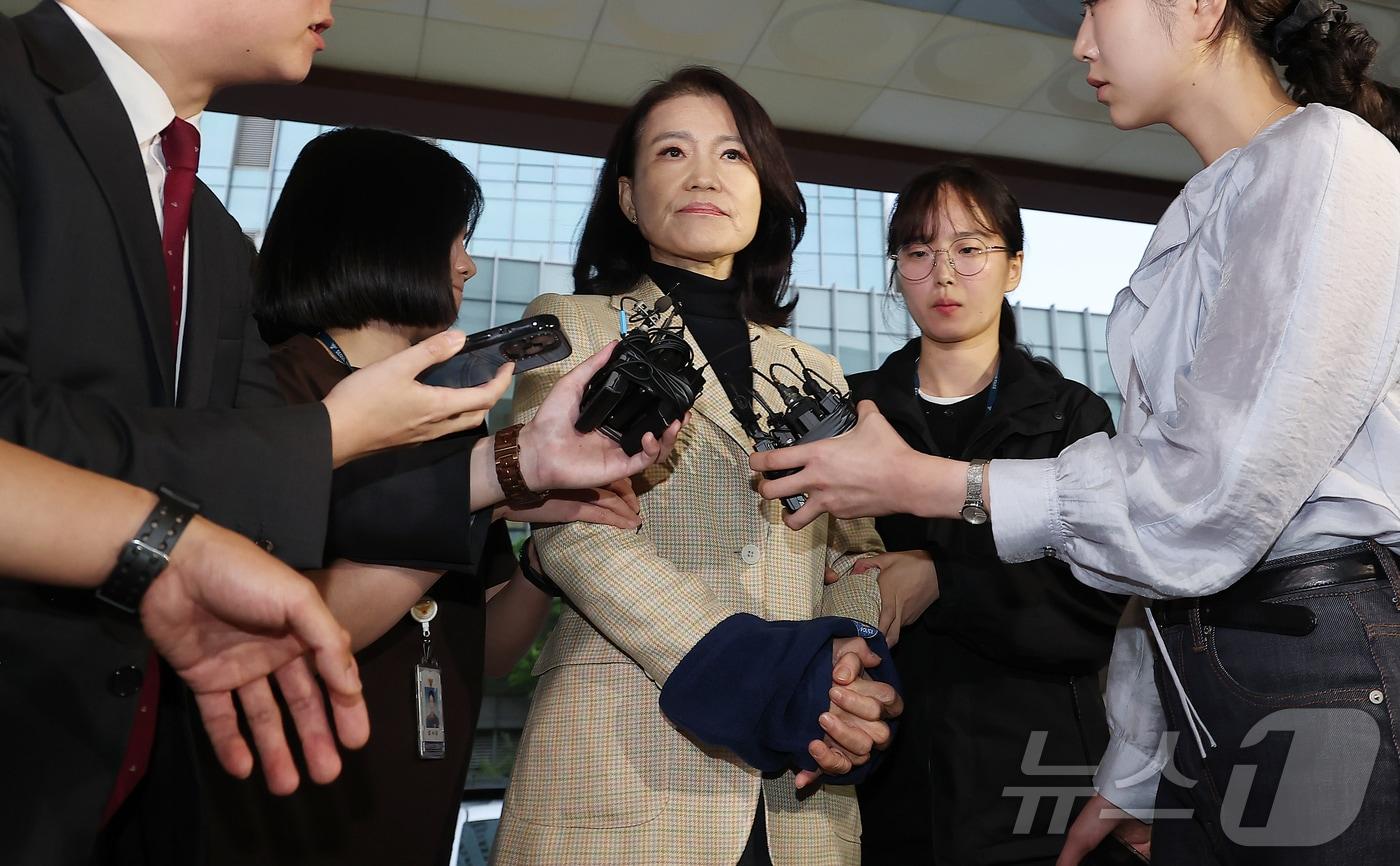 이진숙 전 방송통신위원장이 2일 오후 서울 대치동 자택에서 경찰에게 체포된 뒤 영등포경찰서로 압송되고 있다. 경찰은 이날 오후 4시 4분쯤 국가공무원법 및 공직선거법 위반 혐의로 이 전 위원장에 대한 체포영장을 집행했다. 2025.10.2/뉴스1 ⓒ News1 김진환 기자