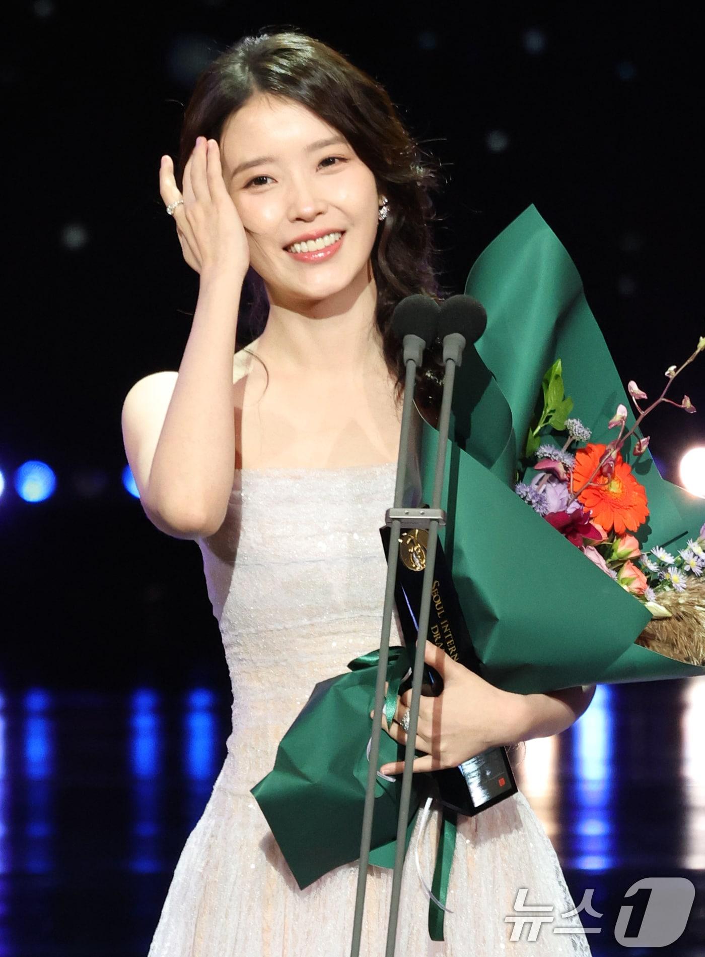 본문 이미지 - 배우 겸 가수 아이유가 청초한 미모를 뽐냈다. ⓒ News1 권현진 기자