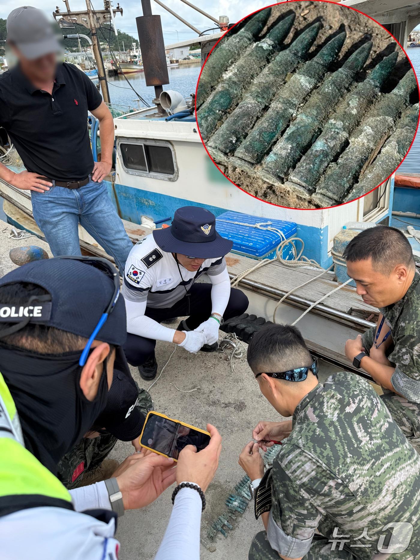 본문 이미지 - 조업 중 그물에 걸려 올라온 탄환을 군경합동조사반이 확인하고 있는 모습. (포항해양경찰서제공, 재판매 및 DB금지) 2025.10.2/뉴스1