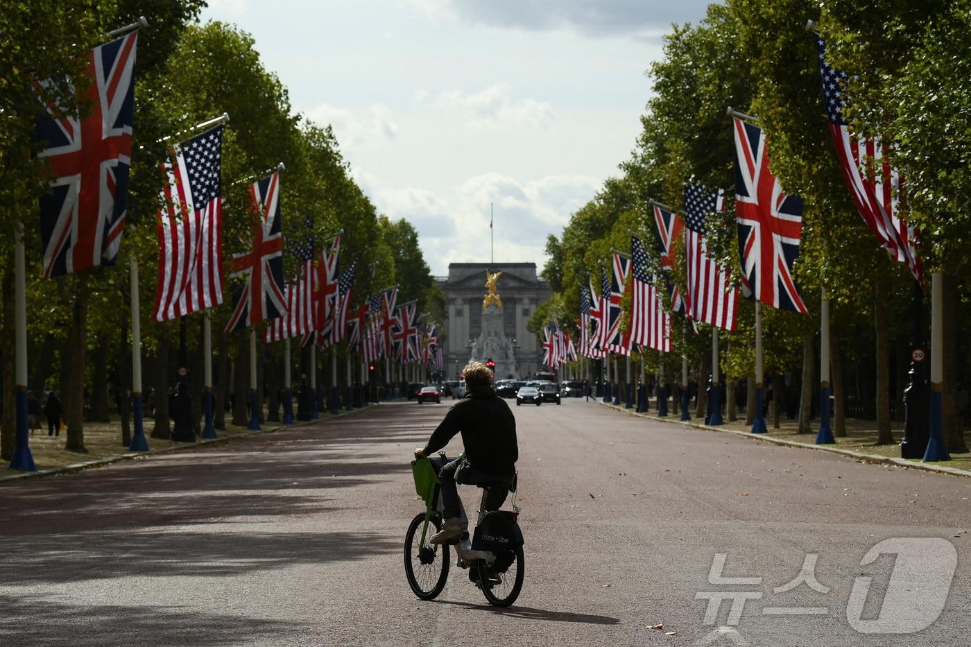 9월 트럼프 미국 대통령 국빈 방문을 앞두고 런던 버킹엄궁전 앞 거리에 장식된 성조기와 유니언잭. 2025.09.16 ⓒ 로이터=뉴스1 ⓒ News1 이지예 객원기자