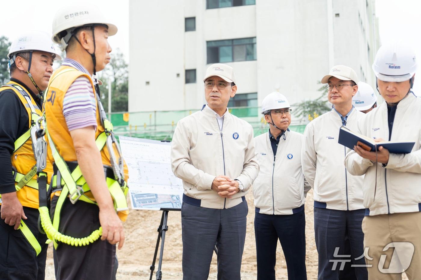 이용배 현대로템 대표이사 사장이 2일 경기 의왕에 있는 현대로템 의왕연구소 주차장 건설 현장을 찾아 안전 현황을 점검하고 현장 관계자들을 격려하고 있다.(현대로템 제공) 