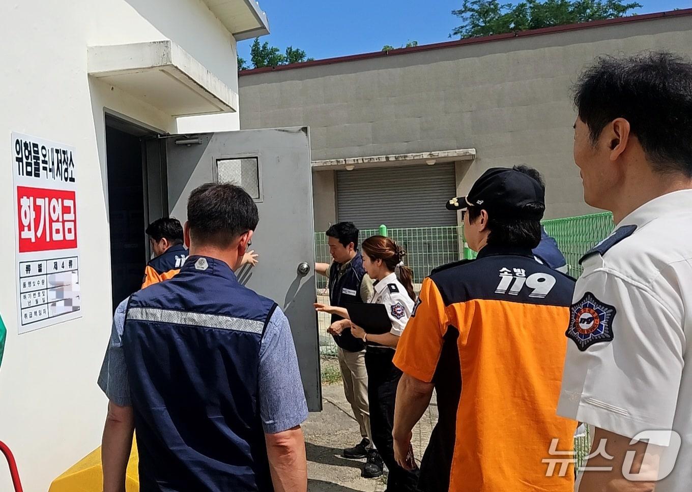 본문 이미지 - 경기도소방재난본부 관계자들이 도내 대학교 실험시 안전 관리 강화를 위한 점검을 벌이고 있다. (경기도소방재난본부 제공. 재판매 및 DB 금지) 2025.10.2/뉴스1