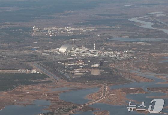 본문 이미지 - 2021년 4월 우크라이나 체르노빌 원자력 발전소의 4호기 원자로를 덮고 있는 신형 안전 격납 시설&#40;NSC&#41;. 2021.4.3 ⓒ 로이터=뉴스1