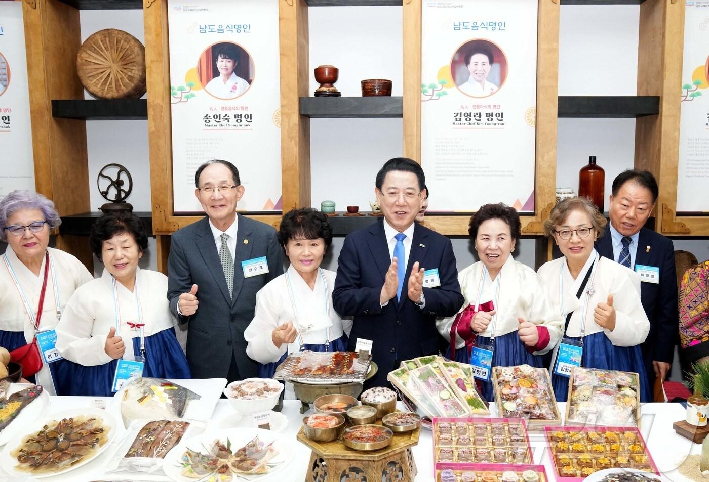 김영록 전라남도지사가 2일 목포문화예술회관 일원에서 열린 ‘2025 남도국제미식산업박람회 개막식’에 참석해 주제관, 미식문화관 등 전시관을 둘러보고 있다.&#40;전남도 제공. 재판매 및 DB금지&#41;2025.10.2/뉴스1 