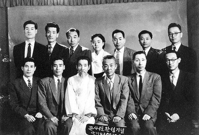 본문 이미지 - &#39;우리말 큰사전&#39;&#40;전 6권&#41; 출간 기념 사진. &#40;출처: Soci&eacute;t&eacute; de la langue cor&eacute;enne, 1957, Public domain, via Wikimedia Commons&#41;