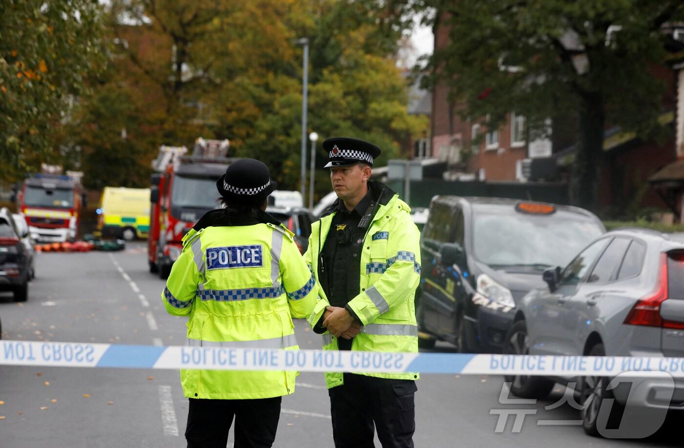 영국 맨체스터 유대교 회당 밖에서 벌어진 차량 돌진과 칼부림 사건에 대응 중인 경찰. 2025.10.02 ⓒ 로이터=뉴스1 ⓒ News1 김경민 기자
