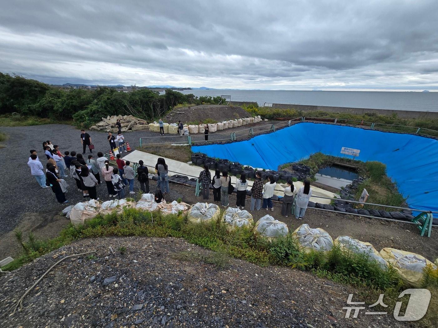 본문 이미지 - 19일, 부산 남성여자고등학교 학생들이 사비에르고와 하기코엔고 학생들과 함께 장생탄광 수몰사고 현장을 찾아 비극의 역사를 되새기고 있다. ⓒ 뉴스1 김정한 기자