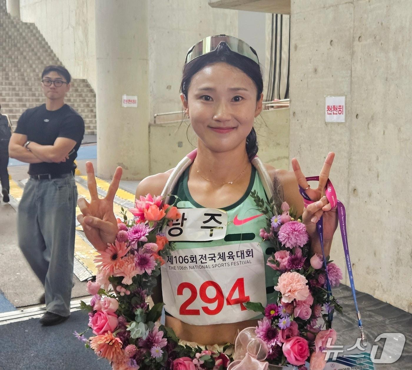 본문 이미지 - 트랙을 떠나는 여자 육상 단거리 간판 강다슬. /뉴스1 ⓒ 뉴스1 김도용 기자