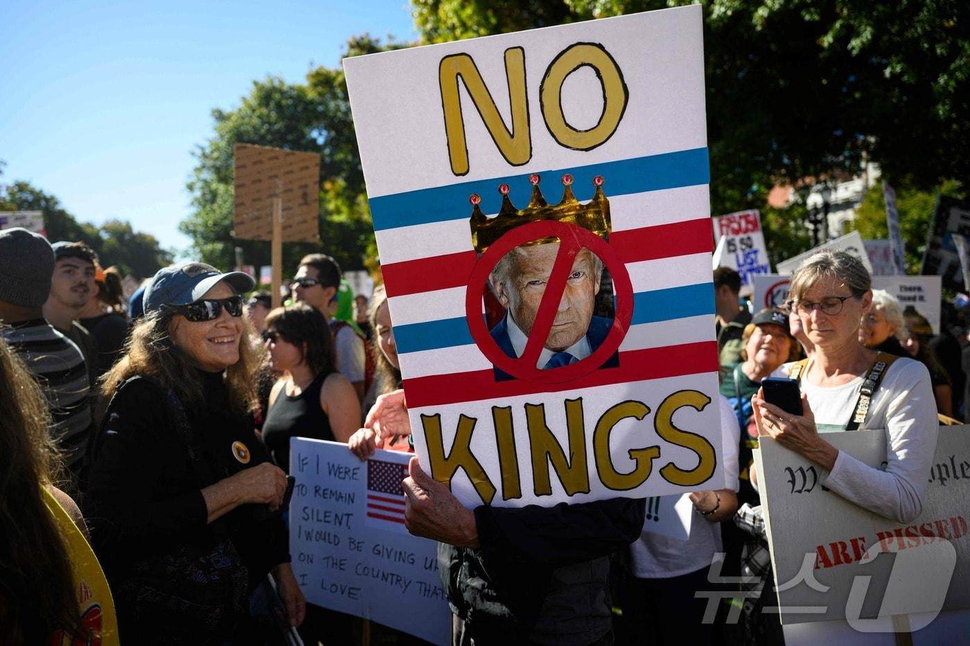 18일&#40;현지시간&#41; 미국 오리건주 포틀랜드에서 열린 &#39;노 킹스&#40;No Kings&#41;&#39; 시위에서 한 시위자가 피켓을 들고 있다. 2025.10.18. ⓒ AFP=뉴스1 ⓒNews1 이정환 기자