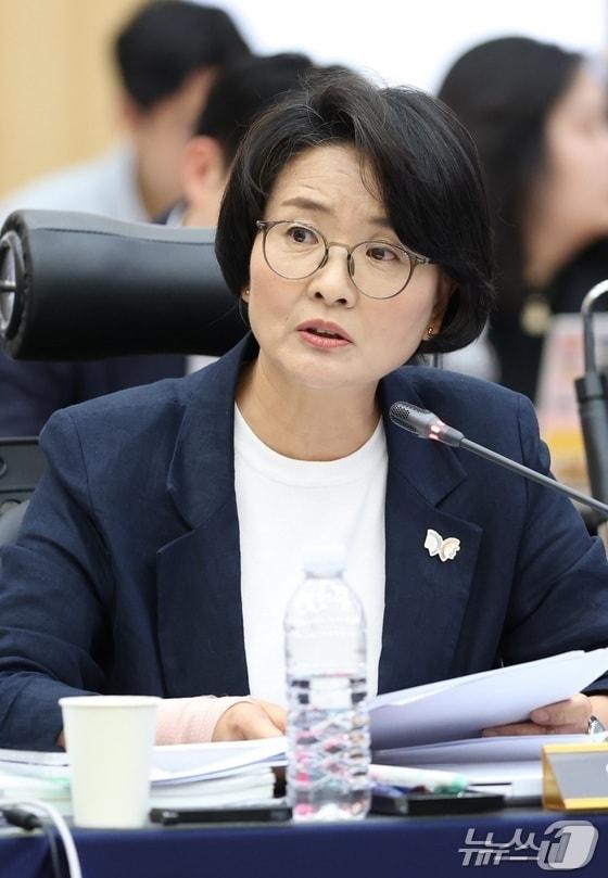 본문 이미지 - 임미애 더불어민주당 의원이 17일 전북 전주시 농촌진흥청에서 열린 농림축산식품해양수산위원회 국정감사에서 질의를 하고 있다. (전주=뉴스1) 유경석 기자